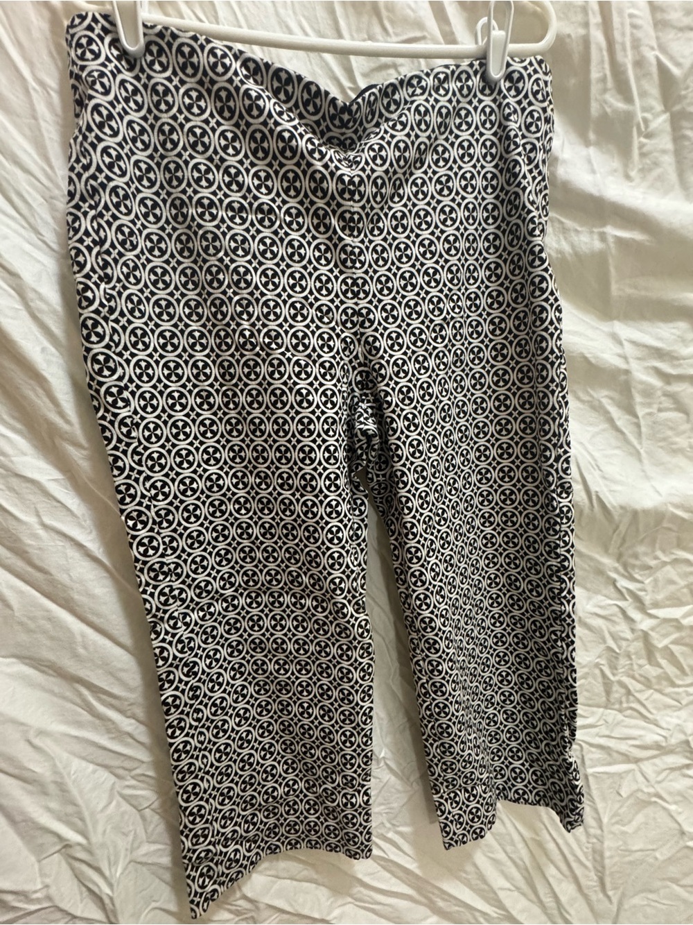 Chico's Black & White Cropped Geometric Print Pull-On Pants